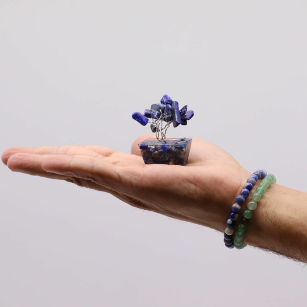 Mini arbres en pierres précieuses sur une base en orgonite - Assortiment (15 pierres)
