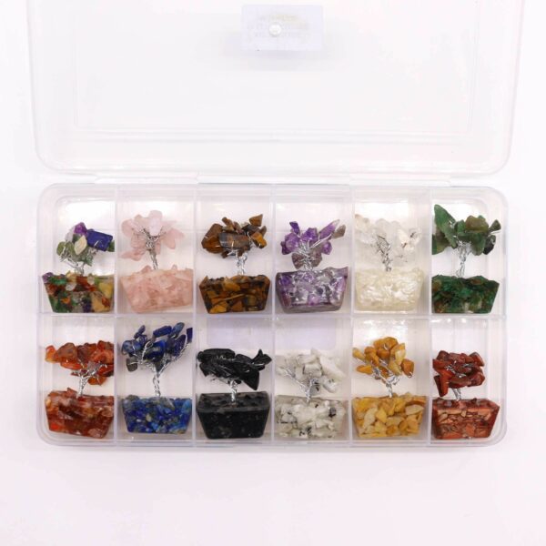 Mini arbres en pierres précieuses sur une base en orgonite - Assortiment (15 pierres)