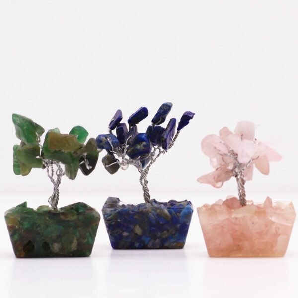 Mini arbres en pierres précieuses sur une base en orgonite - Assortiment (15 pierres)