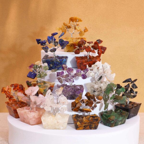 Mini arbres en pierres précieuses sur une base en orgonite - Assortiment (15 pierres)