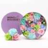 bG9jYWw6Ly9tZWRpYS85Uy8yRS82MFIzMEMxRzZXUjMyRTlTL2JjMTgxYzczLmpwZWc.jpg Boîte Ronde de Fleurs de Savon "Douceur de Bébé" - Bleu Pastel