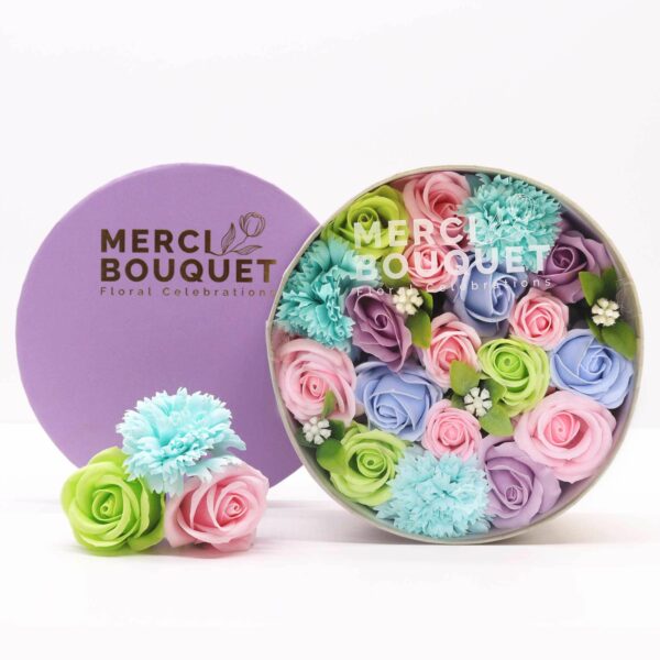 bG9jYWw6Ly9tZWRpYS85Uy8yRS82MFIzMEMxRzZXUjMyRTlTL2JjMTgxYzczLmpwZWc.jpg Boîte Ronde de Fleurs de Savon "Douceur de Bébé" - Bleu Pastel