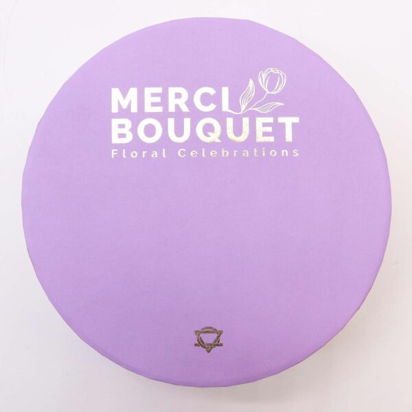 bG9jYWw6Ly9tZWRpYS8xRy80Qy82MFIzMEMxRzZXUjM0QzFHL2ExNmYyYTlhLmpwZWc.jpg Boîte Ronde de Fleurs de Savon "Douceur de Bébé" - Bleu Pastel