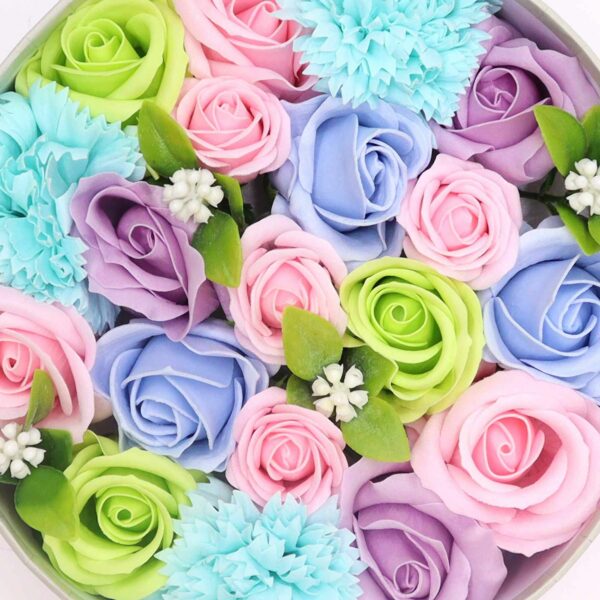 bG9jYWw6Ly9tZWRpYS8xSC80Qy82MFIzMEMxRzZXUjM0QzFILzdhYjY2M2U3LmpwZWc.jpg Boîte Ronde de Fleurs de Savon "Douceur de Bébé" - Bleu Pastel