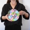 bG9jYWw6Ly9tZWRpYS8xSi80Qy82MFIzMEMxRzZXUjM0QzFKL2QwNGY3YTI3LmpwZWc.jpg Boîte Ronde de Fleurs de Savon "Douceur de Bébé" - Bleu Pastel