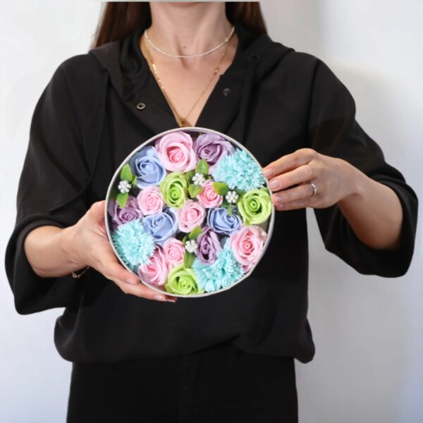 bG9jYWw6Ly9tZWRpYS8xSi80Qy82MFIzMEMxRzZXUjM0QzFKL2QwNGY3YTI3LmpwZWc.jpg Boîte Ronde de Fleurs de Savon "Douceur de Bébé" - Bleu Pastel