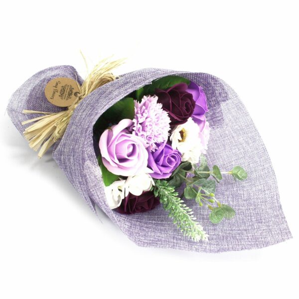 bG9jYWw6Ly9tZWRpYS8xSy9FRC82MFIzMEMxRzZHV0tFRDFLLzQ2NGFkNWI5LmpwZWc.jpg Bouquet de Fleurs de Savon "Sérénité Violette" - Écrin Cadeau & Bain Zen