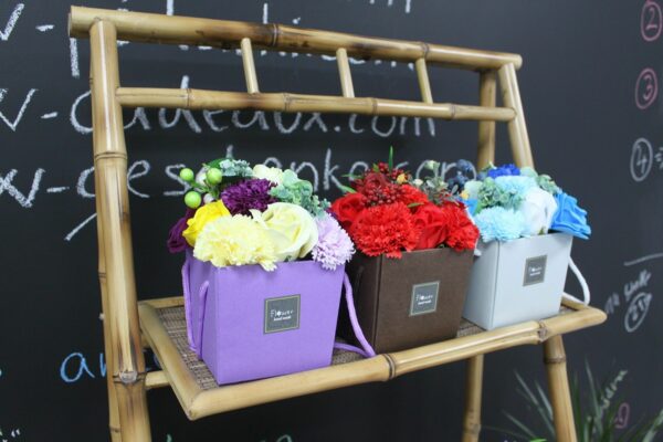 bG9jYWw6Ly9tZWRpYS9ITi9BQy82MFIzMEMxRzZHVjNBQ0hOLzA3ZWE0NTk1LmpwZWc-1.jpg Bouquet de Fleurs de Savon "Passion" - Roses Rouges & Œillets