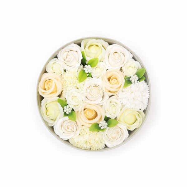 bG9jYWw6Ly9tZWRpYS9IUi82RC82MFIzMEMxRzZSV0s2REhSL2IyNjgxMTM2LmpwZWc.jpg Boîte Ronde de Fleurs de Savon "Bénédiction de Mariage" - Blanc & Ivoire