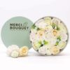 bG9jYWw6Ly9tZWRpYS9IUy82RC82MFIzMEMxRzZSV0s2REhTL2FiNThlMTFkLmpwZWc.jpg Boîte Ronde de Fleurs de Savon "Bénédiction de Mariage" - Blanc & Ivoire