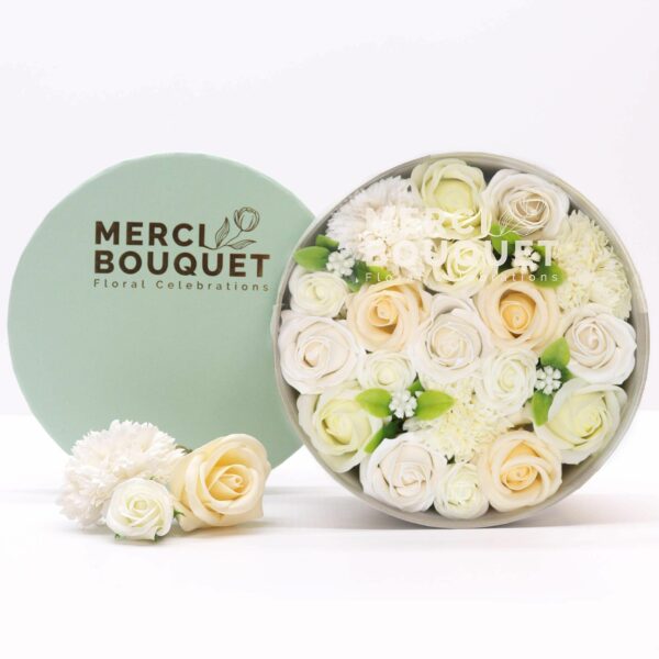 bG9jYWw6Ly9tZWRpYS9IUy82RC82MFIzMEMxRzZSV0s2REhTL2FiNThlMTFkLmpwZWc.jpg Boîte Ronde de Fleurs de Savon "Bénédiction de Mariage" - Blanc & Ivoire