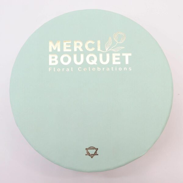 bG9jYWw6Ly9tZWRpYS9TRy82RC82MFIzMEMxRzZSV0s2RFNHLzJjY2I4YjE5LmpwZWc.jpg Boîte Ronde de Fleurs de Savon "Bénédiction de Mariage" - Blanc & Ivoire