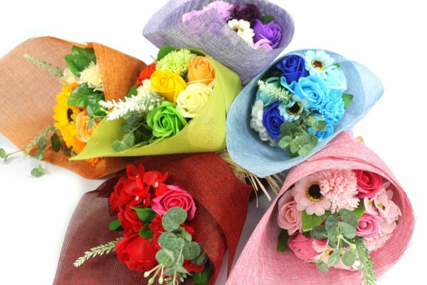 bG9jYWw6Ly9tZWRpYS9TRy9FQy82MFIzMEMxRzZHV0tFQ1NHLzgxMGFiNDViLmpwZWc.jpg Bouquet de Fleurs de Savon "Énergie Fruitée" - Orange & Chaleur d'Été
