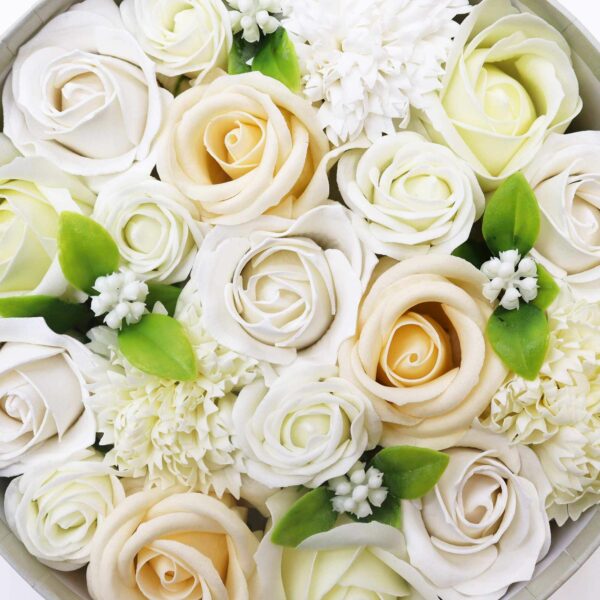bG9jYWw6Ly9tZWRpYS9TSC82RC82MFIzMEMxRzZSV0s2RFNILzNiMTA5NTYzLmpwZWc.jpg Boîte Ronde de Fleurs de Savon "Bénédiction de Mariage" - Blanc & Ivoire