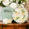 bG9jYWw6Ly9tZWRpYS9TSi82RC82MFIzMEMxRzZSV0s2RFNKLzcxMTgzOWJiLmpwZWc.jpg Boîte Ronde de Fleurs de Savon "Bénédiction de Mariage" - Blanc & Ivoire