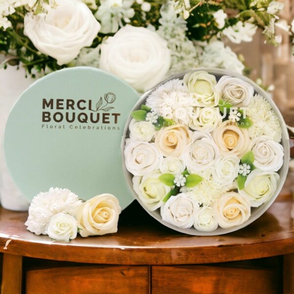bG9jYWw6Ly9tZWRpYS9TSi82RC82MFIzMEMxRzZSV0s2RFNKLzcxMTgzOWJiLmpwZWc.jpg Boîte Ronde de Fleurs de Savon "Bénédiction de Mariage" - Blanc & Ivoire