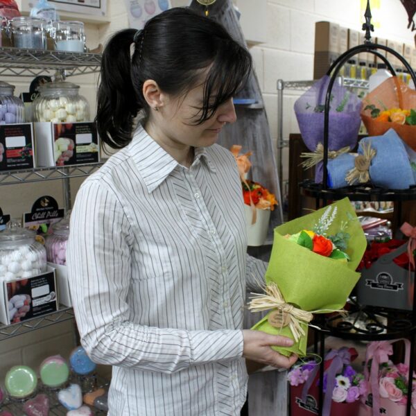 bG9jYWw6Ly9tZWRpYS9TSi9FQy82MFIzMEMxRzZHV0tFQ1NKLzBkYjAxZmQzLmpwZWc.jpg Bouquet de Fleurs de Savon "Fraîcheur Nature" - Jaune & Vert