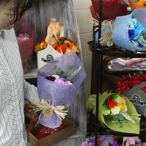 bG9jYWw6Ly9tZWRpYS9TUS9FQy82MFIzMEMxRzZHV0tFQ1NRLzFiMjM5NzUyLmpwZWc.jpg Bouquet de Fleurs de Savon "Sérénité Violette" - Écrin Cadeau & Bain Zen